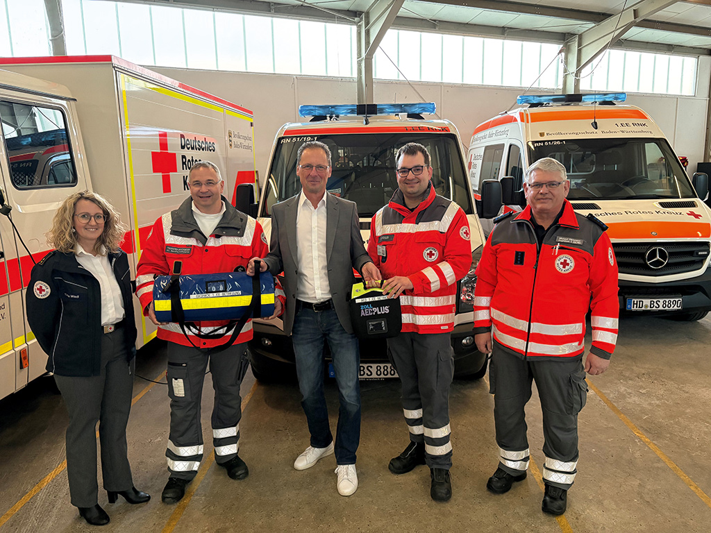 Spendenübergabe: ein Defibrillator (AED) und eine Sauerstoffflasche (Oxipack) wurden feierlich überreicht