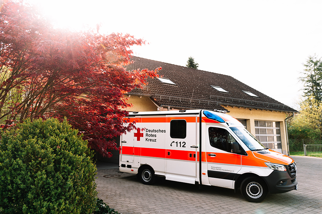 Rettungswagen des DRK Heidelberg vor einer Rettungswache