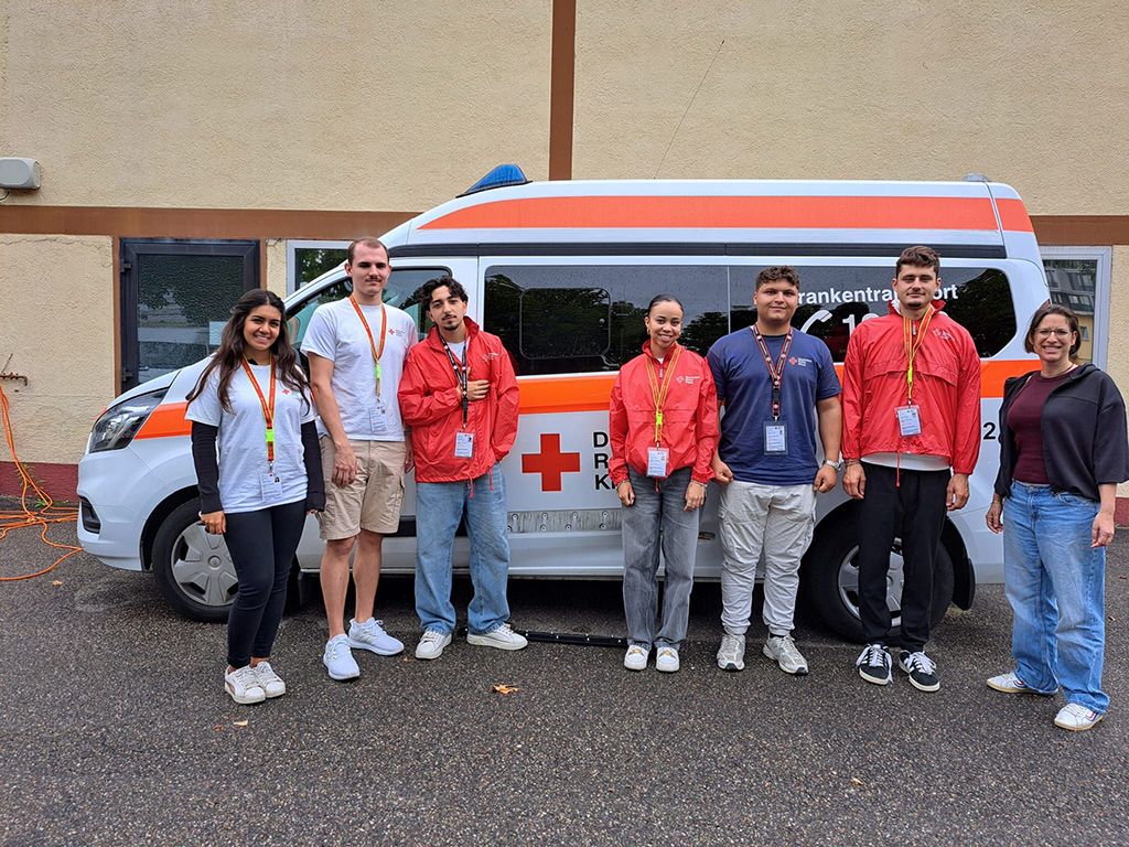 Gruppenbild mit Elke König, stv. Abteilungsleiterin Rotkreuzdienste,  mit sechs jungen Menschen, die für die Mitgliederwerbung unterwegs sind.