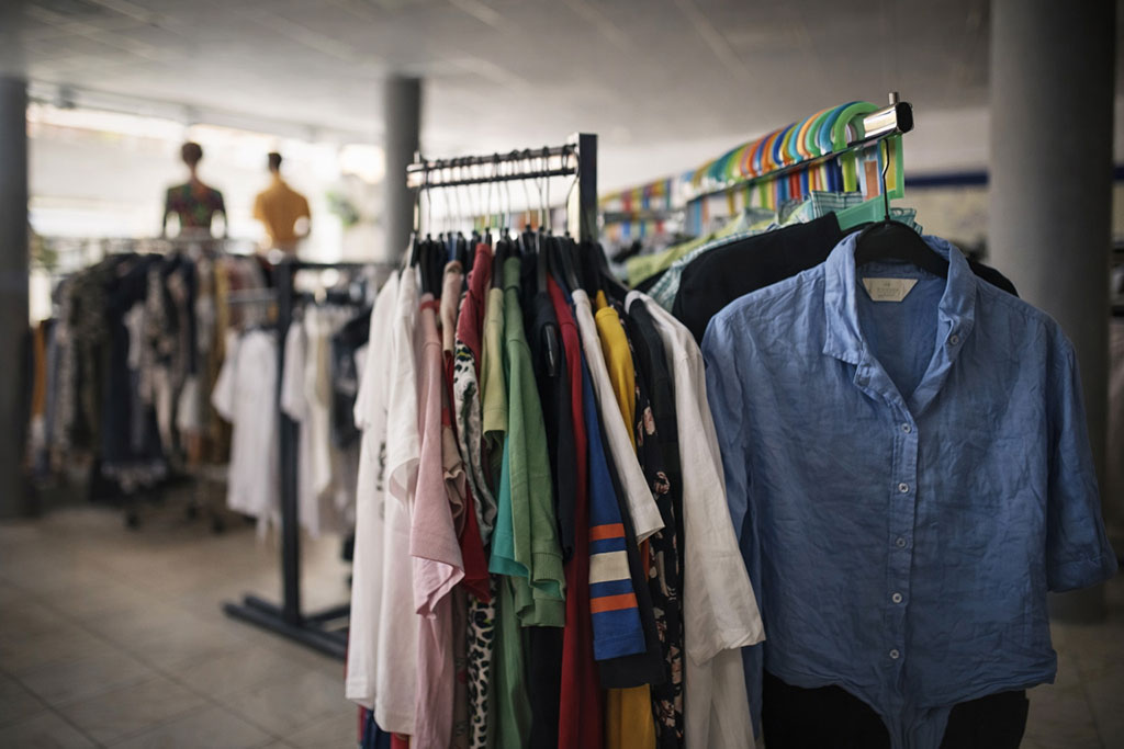 Kleidung auf Ständern