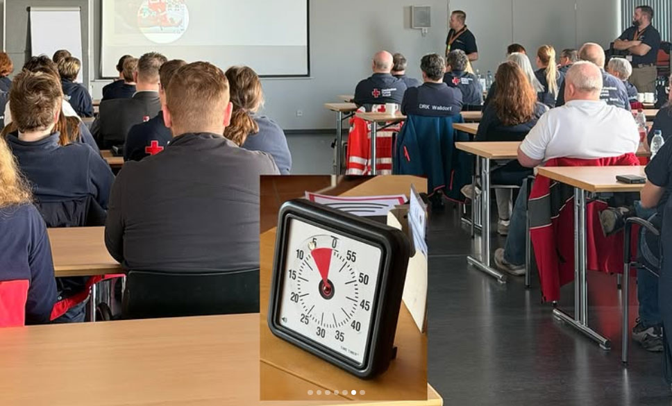 Viele Teilnehmer hören einem Vortrag zu