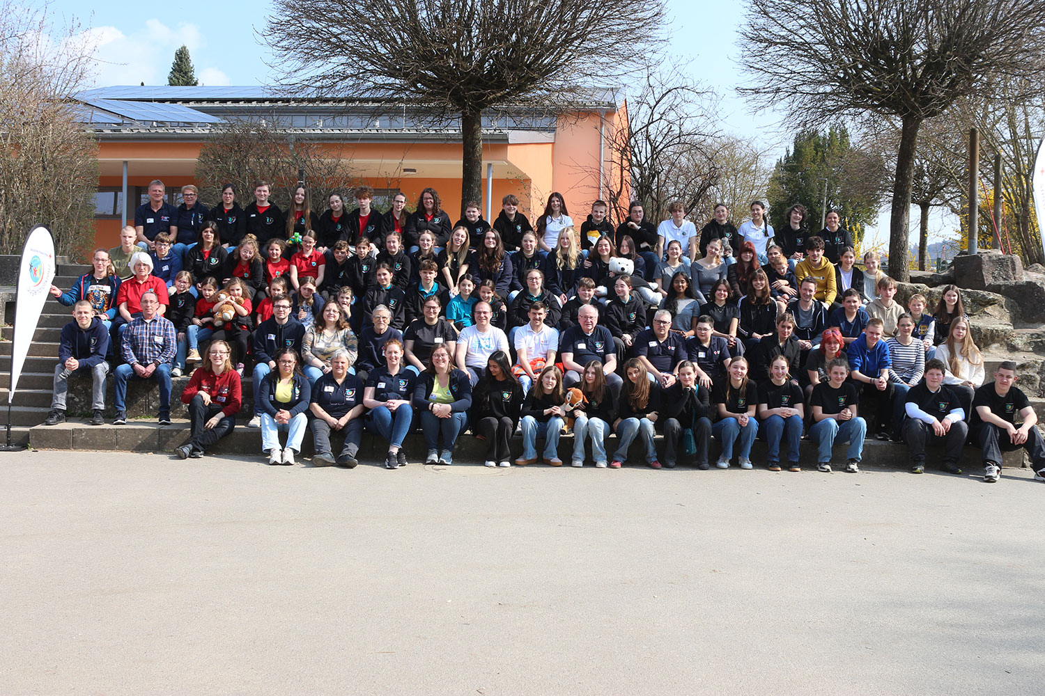 Gruppenbild mit allen Teilnehmenden beim JRK-Kreisentscheid 2026