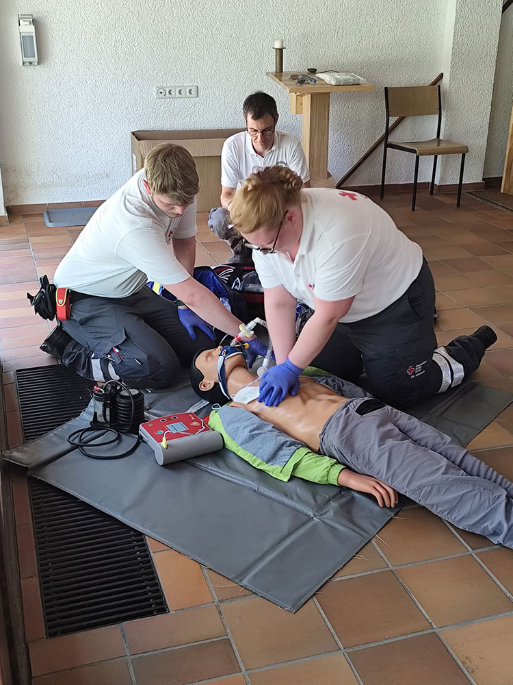 Erste Hilfe Übung DRK Wiesloch: Wiederbelebung an einer Puppe