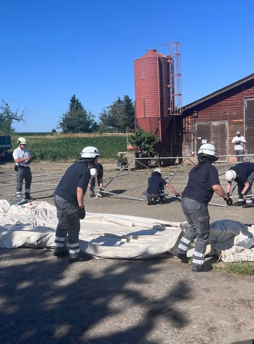 DRK Epfenbach beim Aufbau einer Betreuungsstation mit einem Stangengerüst