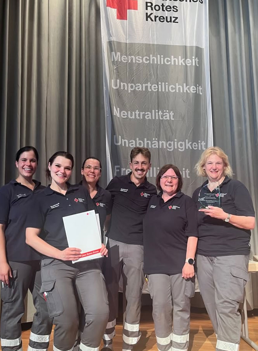 Gruppenbild mit dem Team des DRK Epfenbach mit der Urkunde