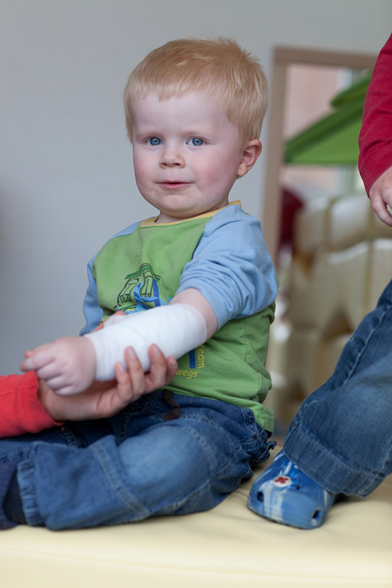 Kind mit verbundenem linken Arm; Foto: A. Zelck / DRK e. V.