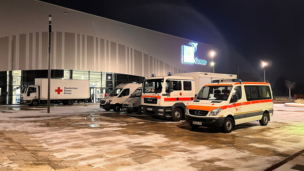 Einsatzfahrzeuge vor einer Halle