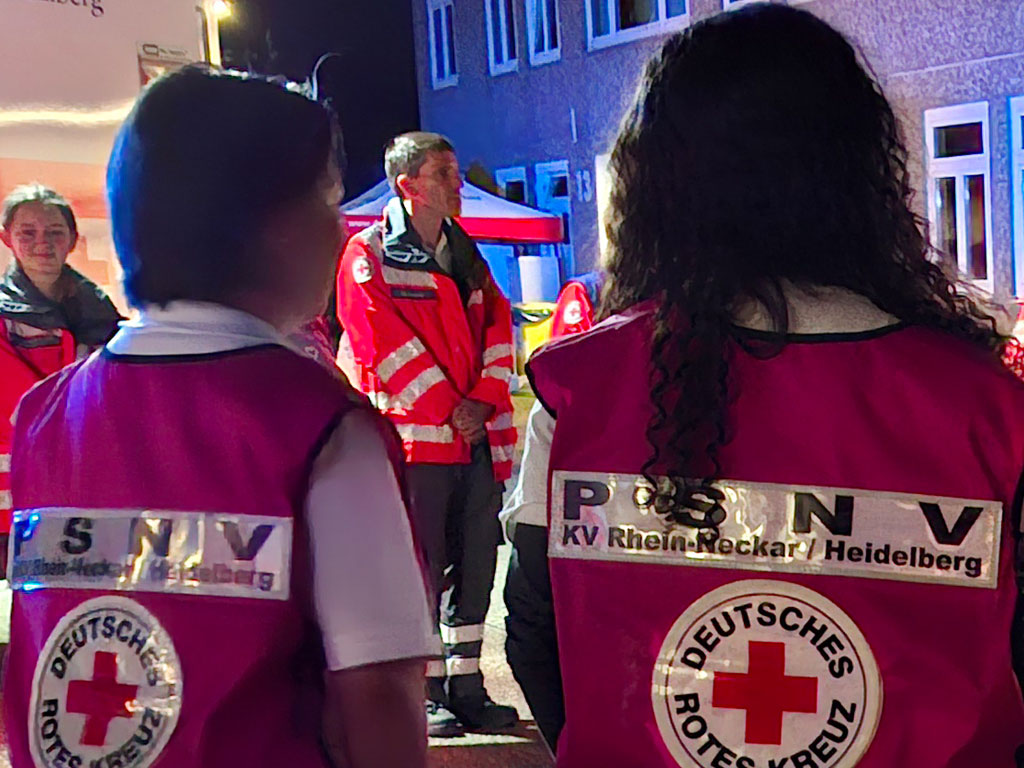 Rücken zweier DRK-Mitarbeiterinnen mit Aufschrift PSNV