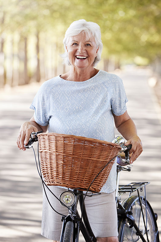 Seniorin auf Ihrem Fahrrad