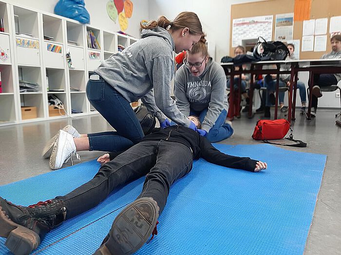 Zwei Mädchen leisten Erste Hilfe