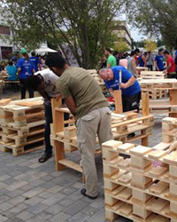 Teilnehmer bauen aus Peletten Möbel