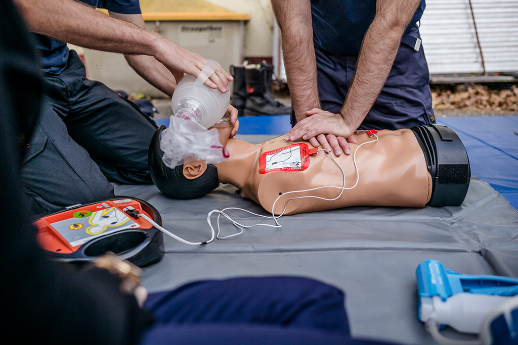 Übung Herzmassage und Beatmung an einer Puppe