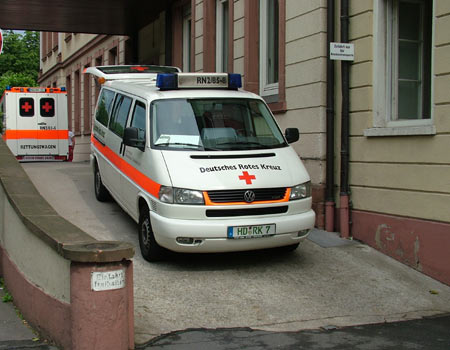 Im Vordergrund: Krankentransportwagen (KTW) des Kreisverbandes