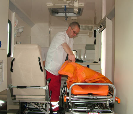Rettungswagen mit Rettungsassistent von innen