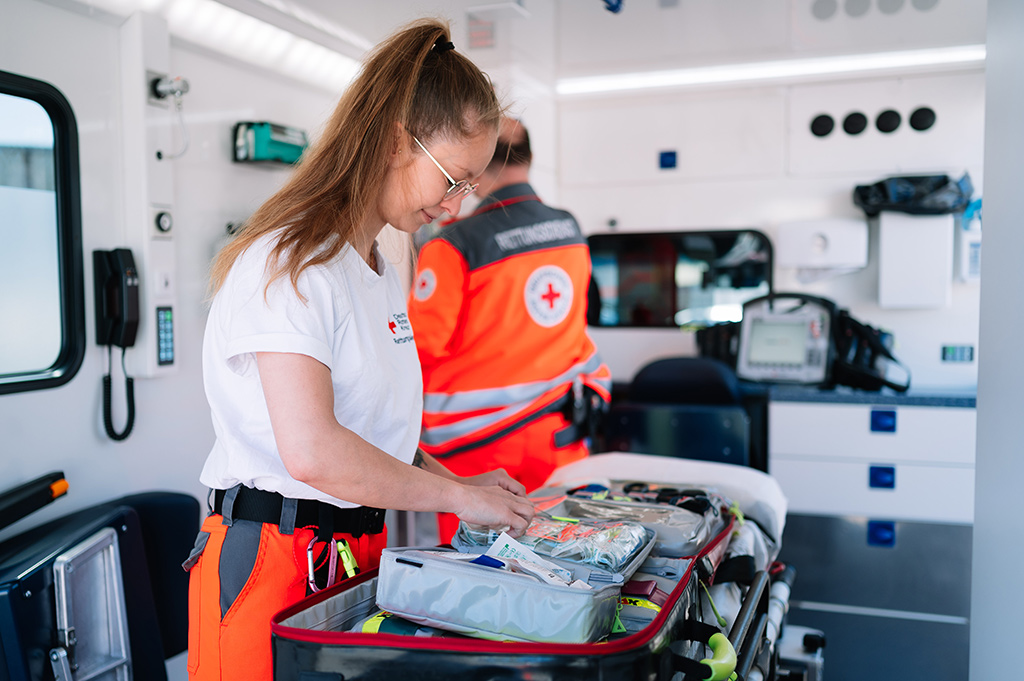 Rettungssanitäterin in einem Krankenwagen