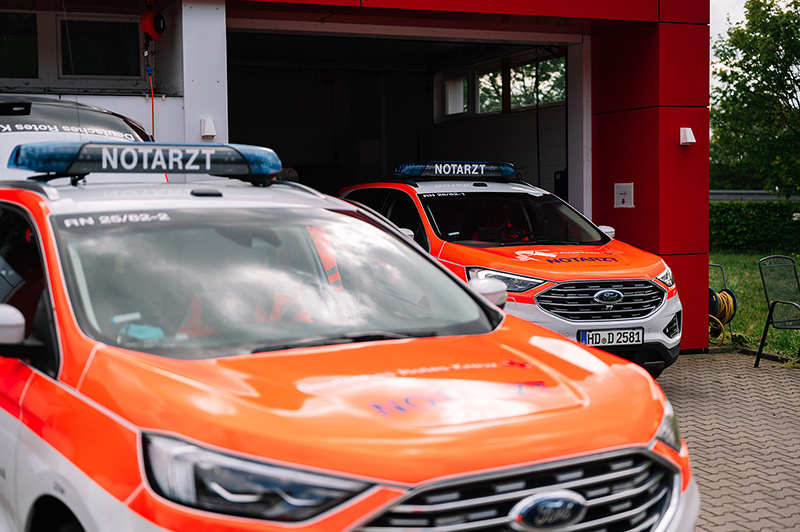 Zwei Rettungsfahrzeuge stehen startklar auf dem Parkplatz der Rettungswache Walldorf