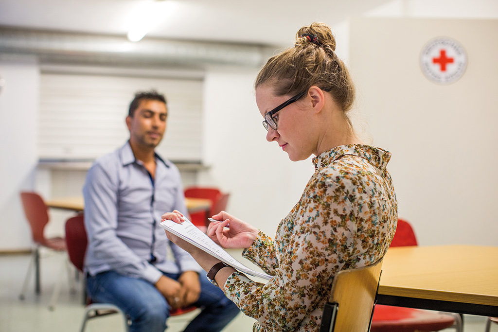 Deutsche Frau berät einen ausländischen Mann