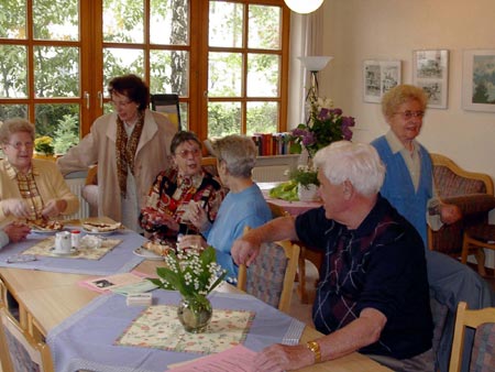 Seniorinnen und Senioren beim gemütlichen Kaffeetrinken