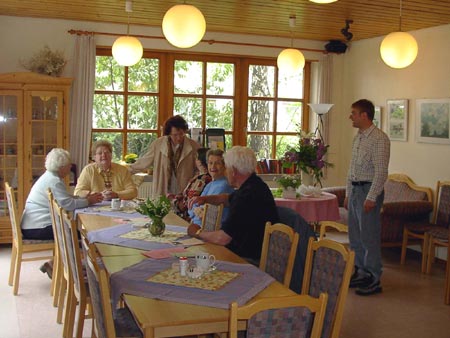 Seniorinnen und Senioren beim Kaffeetrinken im Gemeinschaftsbereich