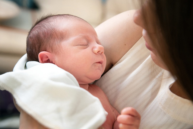 Junge Mutter mit ihrem Baby