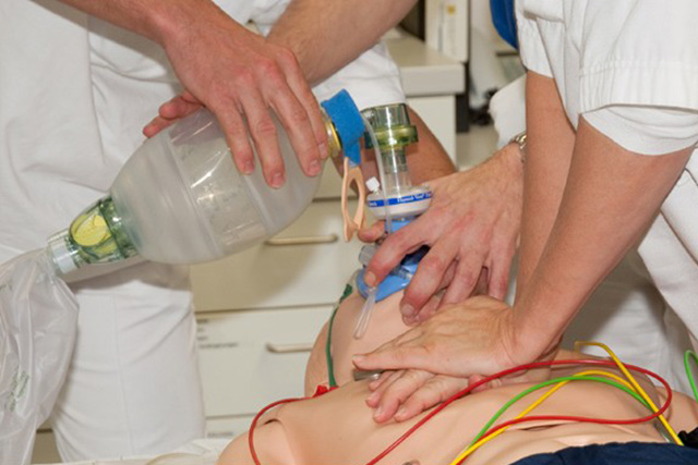 Übung an einer Puppe