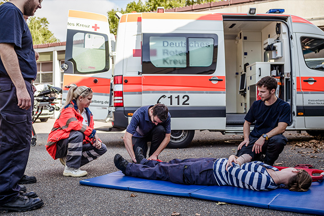 Übung Erstversorgung einer jungen Frau