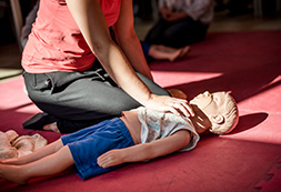 Übung Herzmassage an einer Puppe