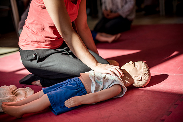 Übung Herzmassage an einer Puppe