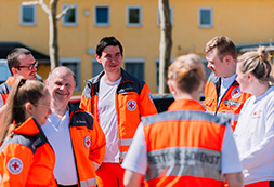 Verschiedene DRK-Mitarbeiter*innen im Freien