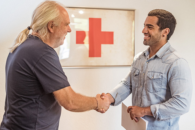 Begrüßung zweier Männer