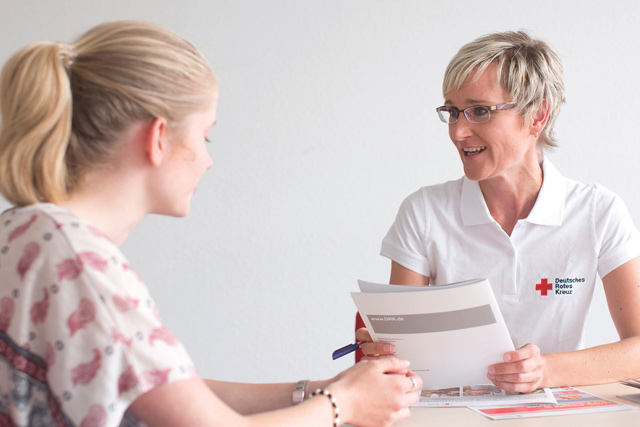 DRK-Mitarbeiterin berät eine Frau