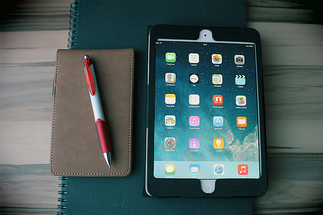 Tablet auf einem Tisch