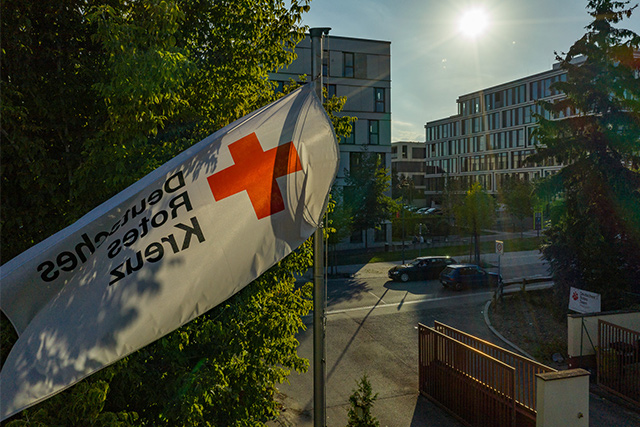 DRK-Fahne vor einem Baum