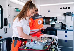 Junge Sanitäterin in einem Rettungswagen