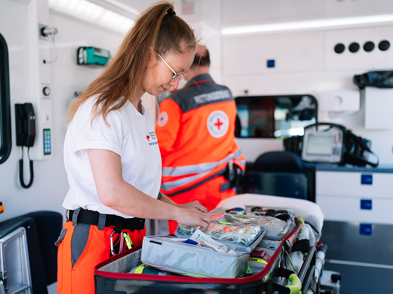 Zu den freien FSJ-Stellen Junge Frau in einem Rettungswagen