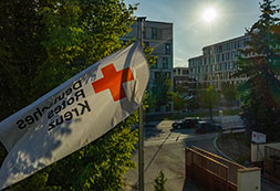 DRK-Fahne vor Gebäuden 