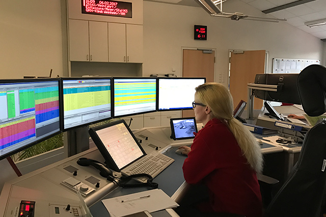 DRK-Mitarbeiterin beobachtet mehrere Monitore in der Leitstelle