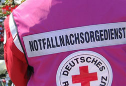 DRK-Mitarbeiter mit Weste Notfallnachsorgedienst