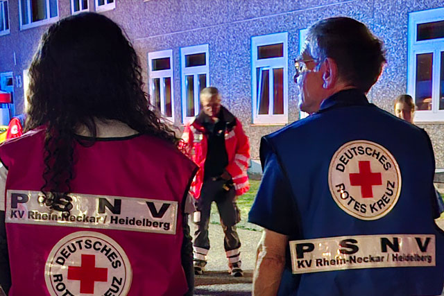 Informationen zur Psychologischen Notfallversorgung DRK-Mitarbeiter mit Weste Notfallnachsorgedienst