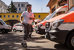 Rettungsassistent rennt zum Fahrzeug