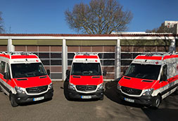 DRK-Rettungswagen vor einer Rettungswache