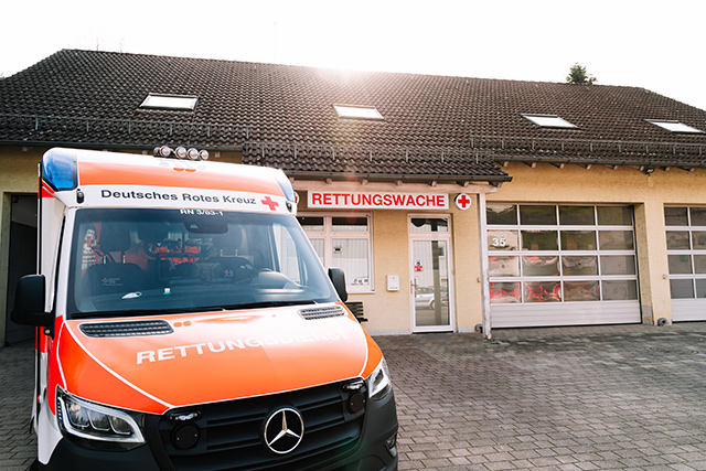 Rettungsfahrzeug vor einer Rettungswache
