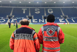 Zwei DRK-Mitarbeiter im Einsatz bei einem Fußballspiel