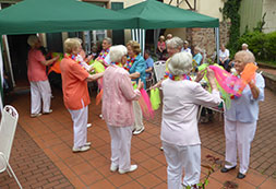 Seniorinnen führen einen Tanz auf
