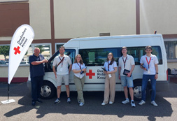 Gruppenbild mit DRK-Mitarebeiter-innen