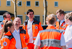 Verschiedene Rettungsassistenten unterhalten sich