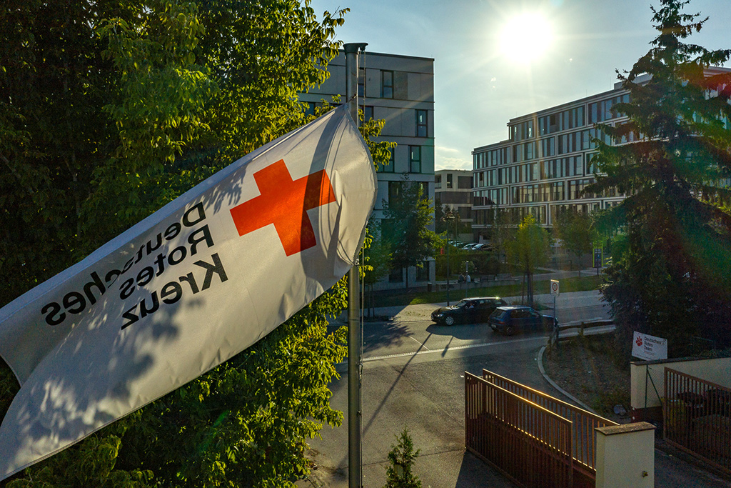 DRK-Fahne vor einem Baum